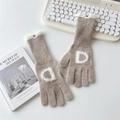 Détail de gants tricotés avoine avec patch lettre D en fourrure et poignets peluche - Marron