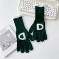 Détail de gants en tricot vert foncé avec lettre D en peluche et bordure en fausse fourrure - Vert foncé