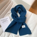 Detailtextur des dunkelblauen Strickschauls aus 100% Wolle mit klassischen Rippbündchen - 20*165cm / Marineblau