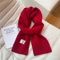 Detail eines roten Strickschals aus 100% Wolle mit Rippenrand auf weißem Leder - 20*165cm / Rot