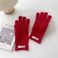 Detalle de la etiqueta 100% lana en guantes de punto rojos para el invierno - Rojo