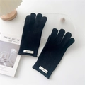 Detalle de la textura de lana 100% pura y la etiqueta de estos guantes de punto negros - Negro