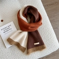 Détail d'une écharpe en maille côtelée tricolore avec patchwork blanc, orange et brun - Patchwork Tricolore Marron (4D)