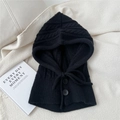 Dettaglio della trama a maglia di un passamontagna nero con motivi a trecce e bottoni - 28*45cm / Nero