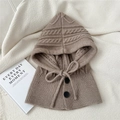 Dettaglio del passamontagna a maglia con trecce, coulisse e chiusura a bottoni - 28*45cm / caffè