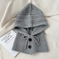 Dettaglio del passamontagna grigio con trecce a maglia, coulisse e bottoni neri - 28*45cm / Grigio