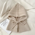 Dettaglio del passamontagna in maglia avena con orecchie di gatto e bottoni - 28*45cm / Beige