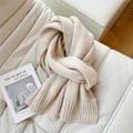 Primer plano de bufanda de lana beige gruesa con acabado acanalado de alta calidad - Beige (1WOOL Etiqueta de Cuero Beige)