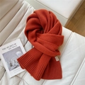 Detalle de bufanda de lana 100% roja ladrillo que muestra punto de canalé y etiqueta real - Naranja (3WOOL Etiqueta de Cuero Naranja)