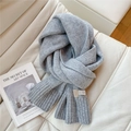 Dettaglio sciarpa in 100% pura lana con trama a maglia spessa e bordi a costine grigi - 30x170cm / Grigio