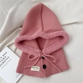 Detalle del pasamontañas de punto rosa con ribete polar, botones y cordones en tela - Talla única / Rosa