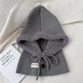 Detalle de pasamontañas de punto gris con forro polar grueso y cierre de botón - Talla única / Gris