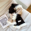 Dettaglio della sciarpa a maglia a righe con bordo in pelliccia e etichetta fatta a mano - Strisce Peluche Marrone