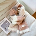 Vista macro della sciarpa a maglia a righe con bordo in pile rosa beige ed etichetta moda - Strisce Peluche Rosa