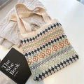 Detailaufnahme der geometrischen Strick-Tragetasche mit weicher Textur und Henkeln - Vintage Geometrisches Beige