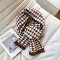 Detail of soft houndstooth knit scarf with brown ribbed edge and gold logo button - Small Gold Badge Style / 22x165cm / Brown