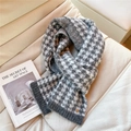Detail of knitted houndstooth scarf with ribbed edge and golden decorative button - Small Gold Badge Style / 22x165cm / Gray