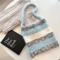 Dettaglio ravvicinato della borsa in maglia a righe con morbida texture in mohair - Blu con strisce di particelle colorate