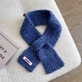 Nahaufnahme eines plüschigen blauen Strickschals mit weicher Textur auf weißem Sofa - Blau