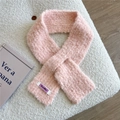 Detailansicht eines weichen rosa Strickschals mit dekorativem Etikett für den Winter - Rosa