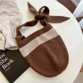 Dettaglio della borsa tote in maglia a righe marroni con tracolla annodata decorativa - Rosa Marrone