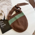 Dettaglio della trama a maglia della borsa tote a righe marroni e verdi - Marrone Oliva