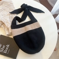 Dettaglio della borsa a tracolla in maglia a righe nere e beige con fiocco decorativo - Nero Riso