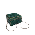 Makroansicht der smaragdgrünen Kristall-Abendtasche mit Goldrahmen und Schlangenkette - Smaragd