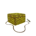 Detailansicht der quadratischen Abendtasche mit gelben Kristallen und goldener Kette - Gelb