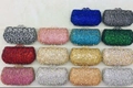 Détail macro de pochettes de soirée en strass à motifs ondulés de diverses couleurs - Couleurs Personnalisées