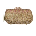 Détail de pochette de soirée avec motifs de vagues en strass roses et dorés complexes - Or Rose
