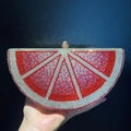Vista detallada del bolso de fiesta con forma de pomelo y cristales incrustados - Pomelo Rojo