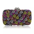 Dettaglio macro del motivo floreale in cristallo e della chiusura di questa pochette elegante - Nero Viola Aurora