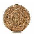 Dettaglio di una pochette da sera floreale rotonda con strass e chiusura in oro rosa lucido - Oro