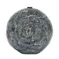 Dettaglio macro degli strass argentati che formano una rosa sulla borsa da sera - Grigio