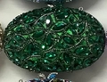 Elegante smaragdgrüne ovale Clutch mit funkelnden Kristallsteinen und Metallverschluss - Smaragd