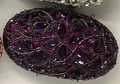 Pochette de soirée en cristal violet avec détails ornés de strass en métal ajouré - Violet