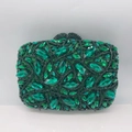 Vista ravvicinata della pochette verde con grandi cristalli marquise e dettagli in strass - Verde