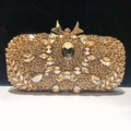 Dettaglio della lussuosa borsa a mano dorata con cristalli e chiusura a farfalla - Oro