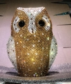 Dettaglio della borsa da sera a forma di gufo con cristalli scintillanti e occhi neri - Oro Multicolore