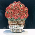 Dettaglio della borsa da sera con rose di cristallo e strass rossi con trama metallica - Verde Sfumato