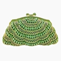 Vue détaillée des strass verts en vagues et du fermoir noeud doré sur le sac de soirée - Vert Pomme