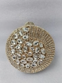 Dettaglio borsa da sera dorata con strass bianchi e cristalli a forma di spirale - Oro / Zirconia Bianca