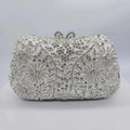 Detalle de bolso de fiesta de lujo con diamantes de imitación plateados y cierre de corazón - Blanco