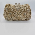 Primer plano de bolso de fiesta dorado con detalles florales e incrustaciones de strass - Dorado / Circonita Blanca