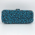 Détail de pochette rectangulaire élégante avec cristaux bleus et fermoir en gemme - Bleu sarcelle