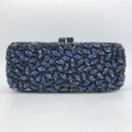 Dettaglio della pochette blu zaffiro con strass a taglio marquise e chiusura in metallo - Blu Inchiostro