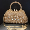 Detalle de bolso de fiesta dorado con cristales ámbar y cierre elegante de dos perlas - Dorado / Cristales Dorados