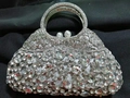 Detalle de bolso de fiesta con cristales plateados, asa de anillo y cierre de perla - Plateado