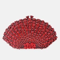 Macro-opname van luxe waaiervormige avondtas met rode strassteentjes en metalen frame - Rood